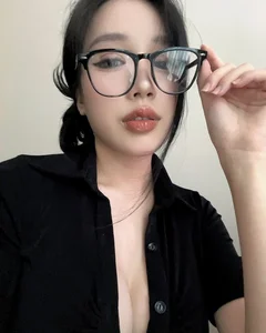 Exclusive Gallery: The Elegant Lifestyle and Beauty of a Popular Digital Streamer - image 8