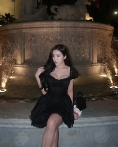 Exclusive Gallery: The Elegant Lifestyle and Beauty of a Popular Digital Streamer - image 6