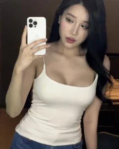 Exclusive Gallery: The Elegant Lifestyle and Beauty of a Popular Digital Streamer - image 2