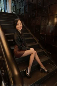 IESS Wanping Brown Leather Skirt Fashion Photography Collection - image 4