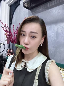 Beauty Showdown: Pregnant Vbiz Stars Thu Quynh and Phuong Oanh Radiate Elegance - image 5