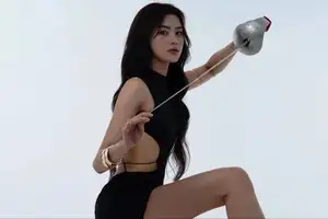 Ngo Thi Huong: Vietnam's Fencing Beauty Queen Radiates with Prestigious Gold Medal - image 8