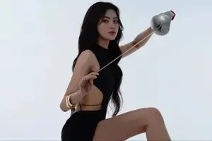 Ngo Thi Huong: Vietnam's Fencing Beauty Queen Radiates with Prestigious Gold Medal - image 1