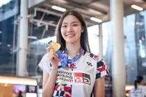 Ngo Thi Huong: Vietnam's Fencing Beauty Queen Radiates with Prestigious Gold Medal - image 5