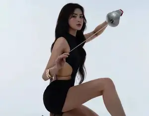 Ngo Thi Huong: Vietnam's Fencing Beauty Queen Radiates with Prestigious Gold Medal - image 4