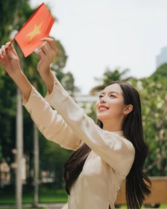 Vietnamese Stars Celebrate National Pride in Stunning Traditional Ao Dai - image 3