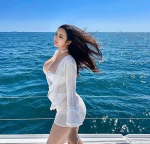 China's Most Beautiful Plus-Size Model and Her Passion for Luxury Cars - image 7
