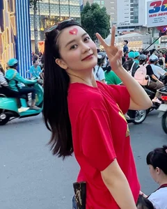 Thieu Bao Tram and Sister Dress Up for April 30th Parade - image 8
