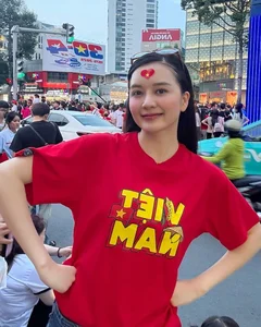 Thieu Bao Tram and Sister Dress Up for April 30th Parade - image 2