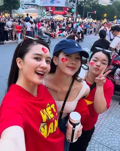 Thieu Bao Tram and Sister Dress Up for April 30th Parade - image 7