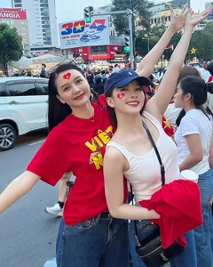 Thieu Bao Tram and Sister Dress Up for April 30th Parade - image 3