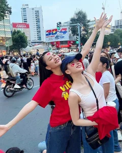 Thieu Bao Tram and Sister Dress Up for April 30th Parade - image 6