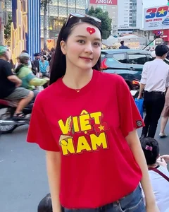 Thieu Bao Tram and Sister Dress Up for April 30th Parade - image 5