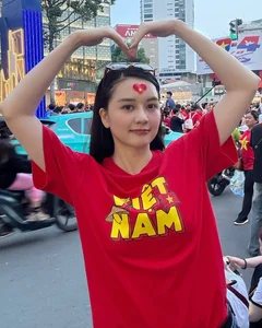 Thieu Bao Tram and Sister Dress Up for April 30th Parade - image 9