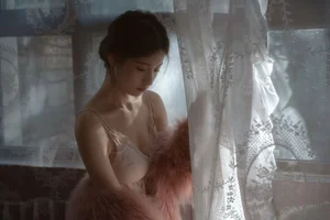 Elegant Indoor Portrait Photography: YiTuYu Art Language Vol.9055 Featuring Model Tree in a Cozy, Fur-Themed Private Room Setting - image 9