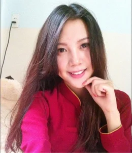 The Regret of Porcelain Veneers: Former Flight Attendant Shares Her Dental Nightmare - image 1