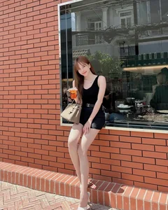 Thieu Bao Tram Shines with Luxury Bag After Past Fashion Mockery - image 12