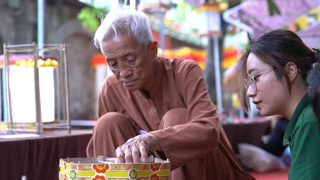 Preserving Heritage: 84-Year-Old Artisan Hosts Traditional Lantern Making Class in Hanoi