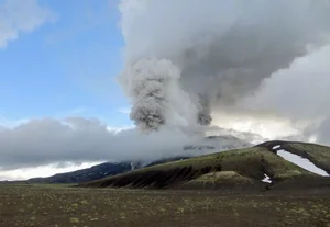Seven Volcanoes Erupt Simultaneously in Russia Following Major Earthquake - image 2