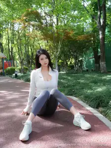 XiuRen No.10595: Captivating Mei Gui Wo Ai Ni's Graceful Beauty in a Relaxing Outdoor Moment - image 26