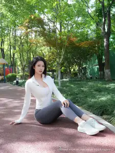 XiuRen No.10595: Captivating Mei Gui Wo Ai Ni's Graceful Beauty in a Relaxing Outdoor Moment - image 34