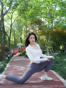 XiuRen No.10595: Captivating Mei Gui Wo Ai Ni's Graceful Beauty in a Relaxing Outdoor Moment - image 18