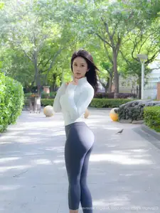 XiuRen No.10595: Captivating Mei Gui Wo Ai Ni's Graceful Beauty in a Relaxing Outdoor Moment - image 19