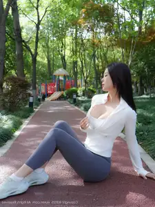 XiuRen No.10595: Captivating Mei Gui Wo Ai Ni's Graceful Beauty in a Relaxing Outdoor Moment - image 25