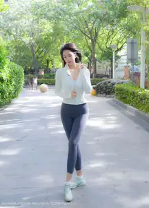XiuRen No.10595: Captivating Mei Gui Wo Ai Ni's Graceful Beauty in a Relaxing Outdoor Moment - image 12