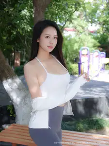 XiuRen No.10595: Captivating Mei Gui Wo Ai Ni's Graceful Beauty in a Relaxing Outdoor Moment - image 23