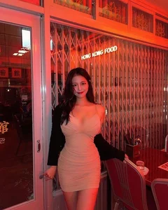 Korean Plus-Size Model Redefines Beauty with Stunning Fashion Set - image 2