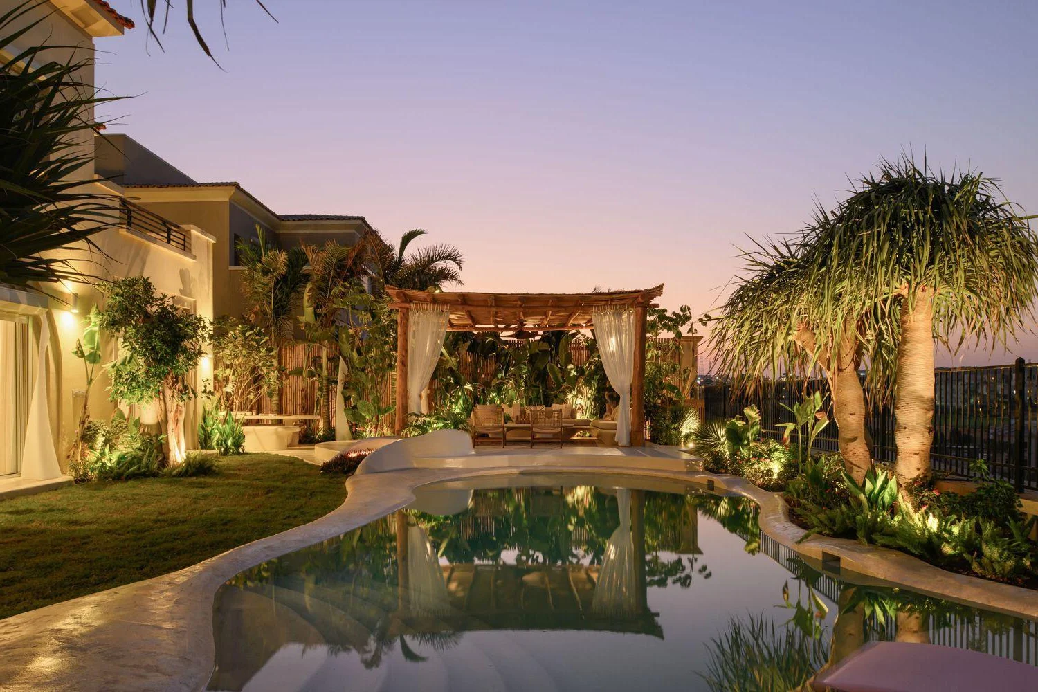 Stunning 500m2 Egyptian Villa Featuring Innovative Curved Architectural Design