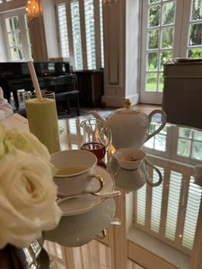 Inside the Luxurious Mansion of the Ageless 53-Year-Old Beauty Queen - image 5