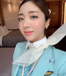 South Korean Flight Attendant Inspires With Stunning Fitness Journey - image 0