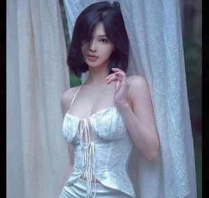 Chinese Hot Mom Crissie Lee Stuns in Bold Cut-Out Dress, Captivating Fans with 'Venus-like' Curves - image 2