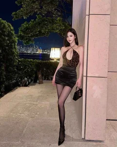 Chinese Hot Mom Crissie Lee Stuns in Bold Cut-Out Dress, Captivating Fans with 'Venus-like' Curves - image 8