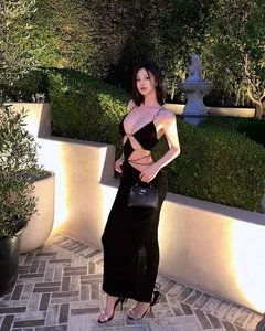 Chinese Hot Mom Crissie Lee Stuns in Bold Cut-Out Dress, Captivating Fans with 'Venus-like' Curves - image 3