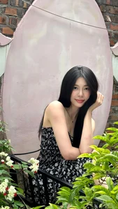 Viral Beauty: Stunning Photoshoot of a Young Woman in a Ripening Lychee Orchard Goes Viral - image 9