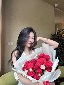 Viral Beauty: Stunning Photoshoot of a Young Woman in a Ripening Lychee Orchard Goes Viral - image 0
