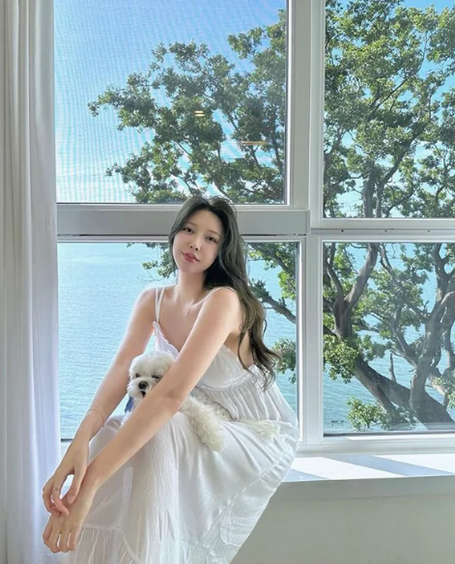 Stunning Physique of China's Famous Wealthy Influencer