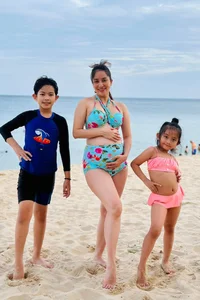 Khanh Thi Glows in Bikini Photoshoot with Children During 8th Month of Pregnancy - image 0