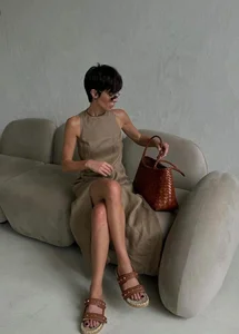 Minimalist Sandals: How to Style Comfortable Footwear for an Elegant Summer - image 2