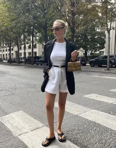 Minimalist Sandals: How to Style Comfortable Footwear for an Elegant Summer - image 0