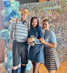 Lisa from BLACKPINK Spotted Shopping with Cousin in Vietnam - image 4