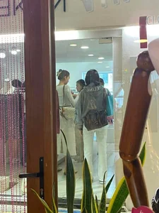Lisa from BLACKPINK Spotted Shopping with Cousin in Vietnam - image 2