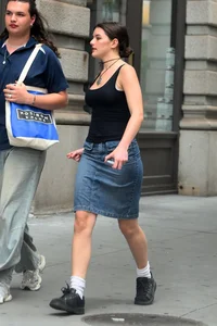 Suri Cruise Steals the Spotlight in Blue: A New Fashion Era Beyond Katie Holmes' Style - image 2