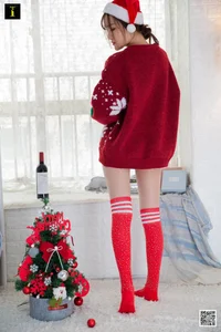 Elegant Holiday Photography: Wanping in IESS Red Wine and Christmas Collection - image 39