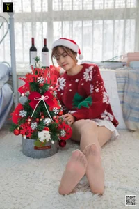 Elegant Holiday Photography: Wanping in IESS Red Wine and Christmas Collection - image 73