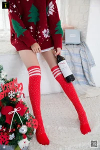 Elegant Holiday Photography: Wanping in IESS Red Wine and Christmas Collection - image 10