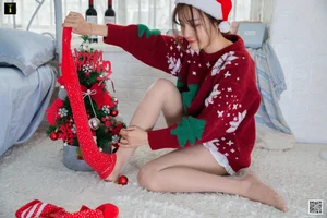 Elegant Holiday Photography: Wanping in IESS Red Wine and Christmas Collection - image 8